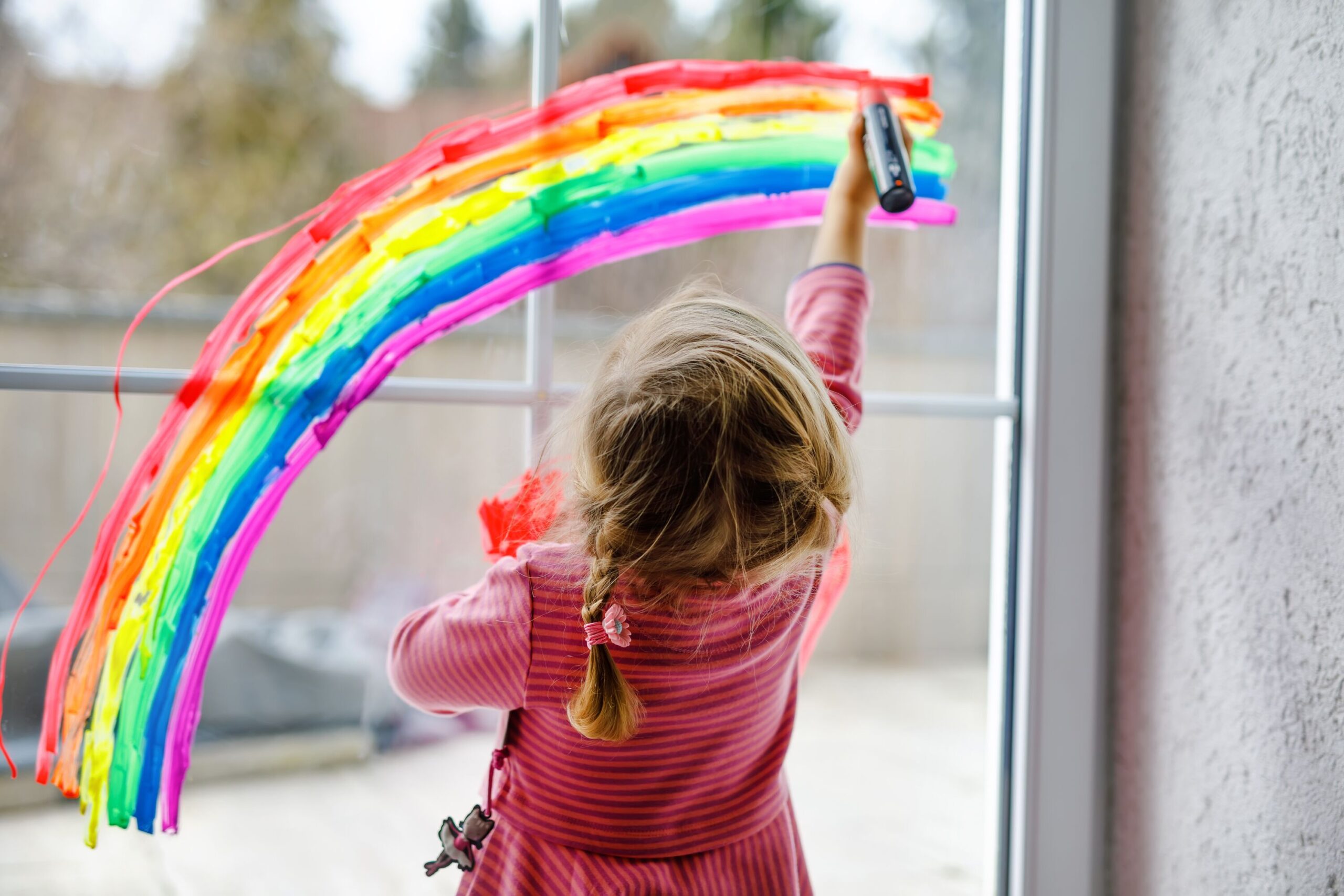 weboptimiert-Kind malt Regenbogen
