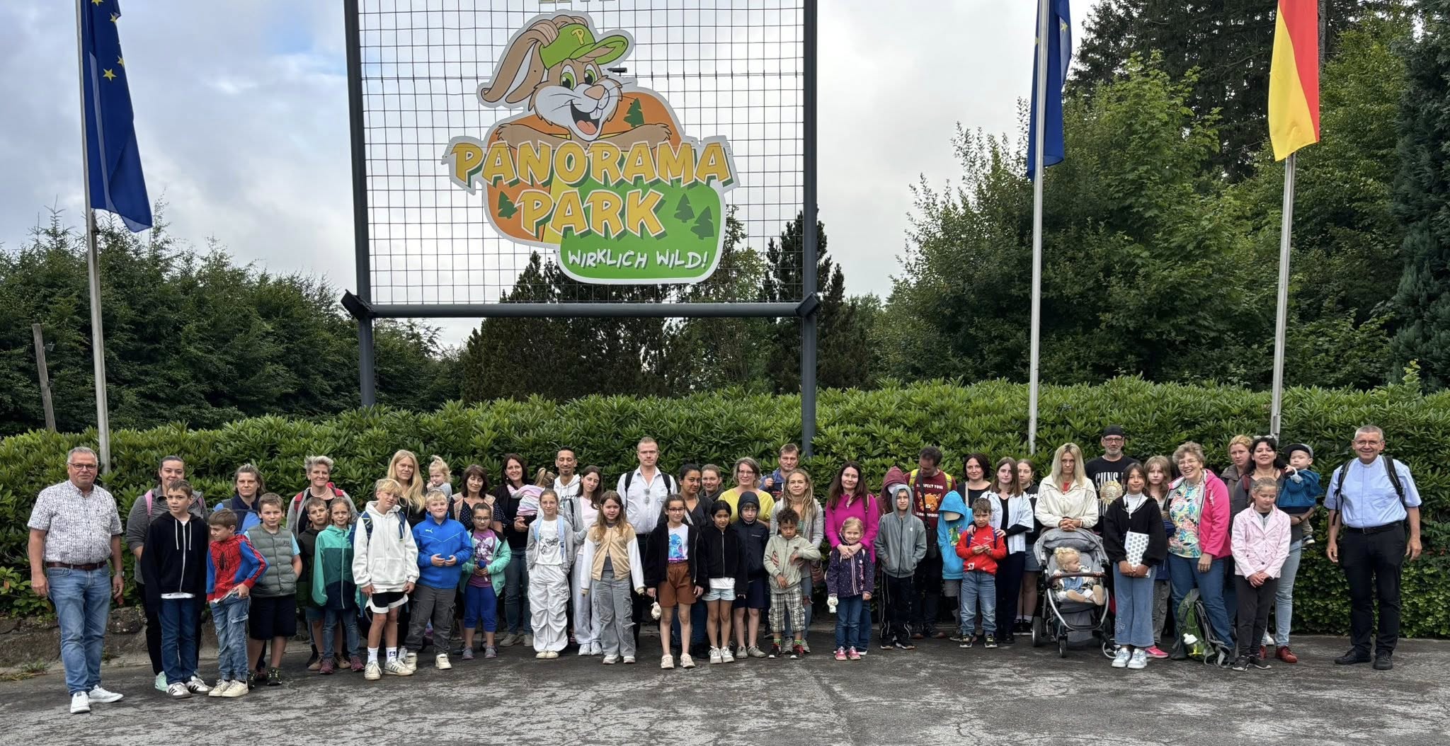 Gruppenbild Alleinerziehende mit ihren Kindern- links Wolfgang Langenohl-rechts Karl-Hans Köhle