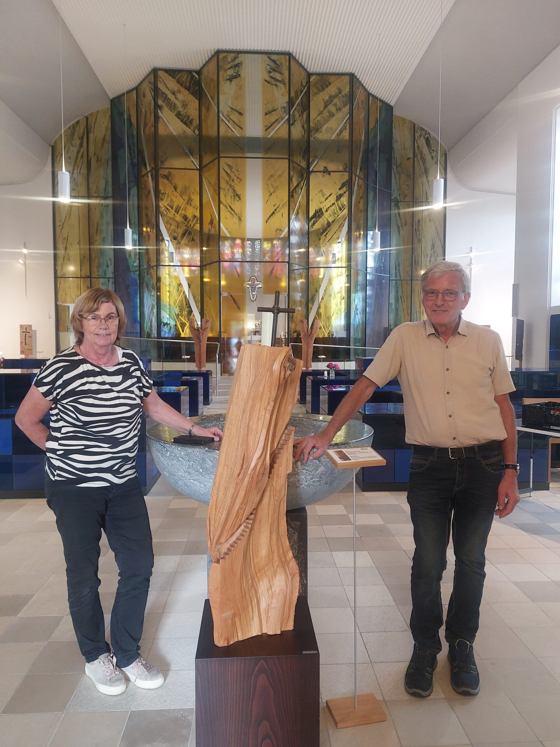 Roswitha und Raimund Hellekes eröffnen die Ausstellung „Kreuzgang“ in der Kolumbariumskirche Siegen.
